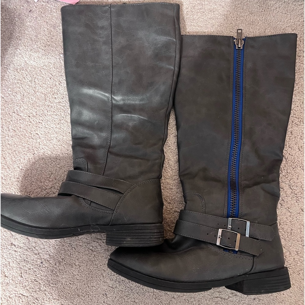 Grey tall boots. Size 8. Wide calf. From Macy’s. Good condition.